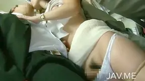 Estrella porno asiática fantaseando con sexo en transporte público