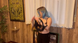 Mi amiga NINFÓMANA me calienta delante de mi NOVIA y acabamos haciendo un TRÍO