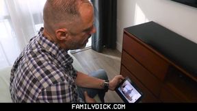 FamilyDick-Step Sonnie Fellates Dad’s Knob when Caught Bare on Camera