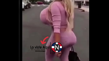 Modelo super tetona modelando tremendo culo