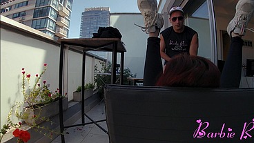 argentina enfiestada en el balcon de su casa