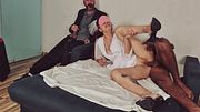 Um homem faz uma brincadeira com a noiva vendada e a surpreende com um cara bem-dotado!