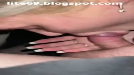 sprte die Muschi eines jungen Mdchens whrend eines Blowjobs