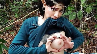 Latina amatoriale tatuata con grandi tette naturali schizza durante una scopata anale all'aperto