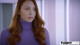 Garota ruiva sendo fodida no cu