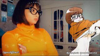 Velma Cosplayer suce un gode dragon jusqu&#39;à un creampie