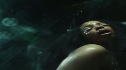 THICK EBONY SINGER 3
