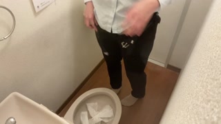 平静を装っているOLはトイレの中に入ると必死で...