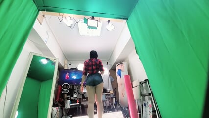 MMTN bare midriff and daisy dukes 3