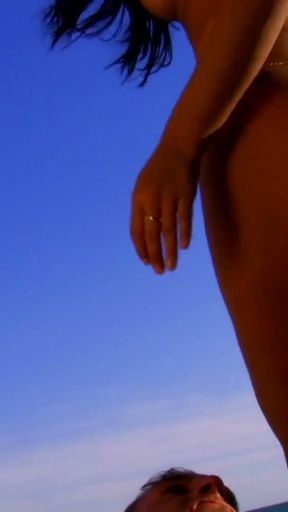 Er fickt mich am Strand vor den Augen der besten Freundin   Clip 3