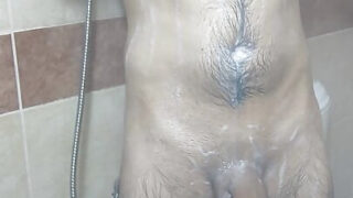 Amatérský chlápek ve sprše hladí chlupatý penis k intenzivnímu výstřiku a análnímu creampie