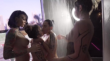 Eu e minhas Amiguinhas brincando no chuveiro - Dread Hot, Ju Ink, Rave Girl e Sophie