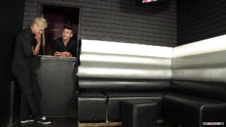 Heißer Blowjob für Mickey Taylor, der zu intensivem Analsex führt