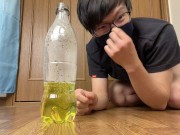 下品におしりを向けながらおしっこをペットボトルに注ぐ変態大学生！【放尿動画】