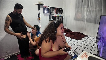 Só quer saber de video game comi logo a amiguinha dela pra me vingar