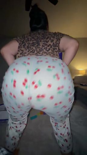 Naked mommy twerks and shows off her ass on OnlyFans
