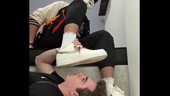 PUTINHA PEDIU PRA SENTIR O CHEIRO DA MINHA SOLA ANTES DE SER ENRRABADO.