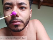 Resorte en mis bolas y mi polla - Jugando con pintura termino masturbándome y corriéndome para ti