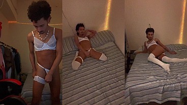 Provando minha lingerie branca, mostrando pé e cuzinho