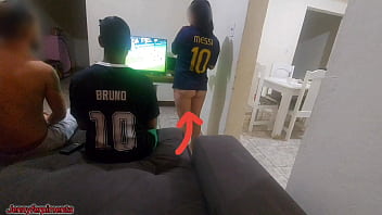 fiz sexo com amigo do meu marido por causa de uma aposta, fiquei com tes&atilde_o e acabei fazendo DP com os dois