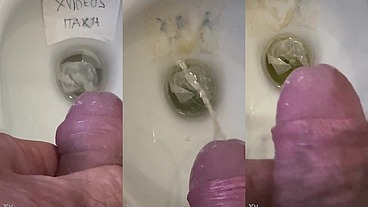 Godetevi la visione di un maschio che fa un bella pisciata con un grosso cazzo sporco e odoroso