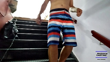 LAVANDO ROUPA NA MÃO MAQUINA QUEBROU MARIDÃO CHEGA JUNTO METENDO ROLA BUCETÃO.