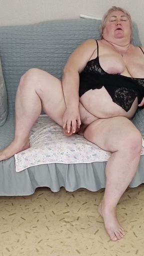 Mother-in-law and dildo her big pussy   Clip 1