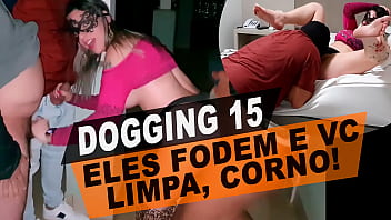 Muita mete&ccedil_&atilde_o e gozada na boca na frente do marido corno, at&eacute_ o seguran&ccedil_a entrou na brincadeira. - Cristina Almeida | Dogging 15