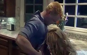 milf blonde gros seins baise dans la cuisine