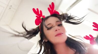 To veninder knepper den gave, de fik af julemanden