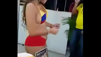 Esposa do corno dan&ccedil_ando pros amigos dele