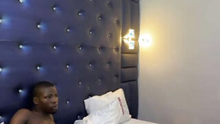 Černý nevlastní otec surově šuká dychtivého mladého nevlastního syna v žhavém domácím videu