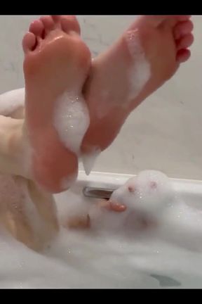Squirting and Masturbating in a Bathroom with Lots of Bubble Bath