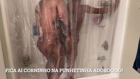 Gozando Na Rola Do Comedor No Chuveiro! Continuacao... Cucking On The Bull Roll In The Shower!