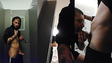 Botei o safado pra me mamar no banheirao