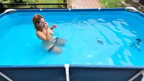 Daring GF shows off her underwater breathing skills