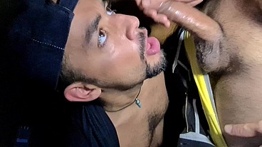 TRES MACHOS DENTRO DO BOX DO GLORY HOLLE FODENDO COM TESÃO.