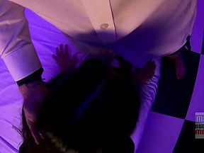 La secretaria cuckold follando frente a su marido