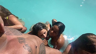 BANHO DE PISCINA TERMINOU EM UMA SURUBA DELICIOSA