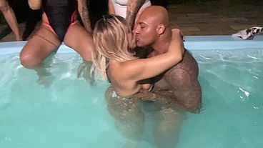 BANHO DE PISCINA TERMINOU EM UMA SURUBA DELICIOSA