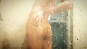 Laura Louis TS Takes a Shower