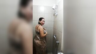 Vecina madura se quita la tanga