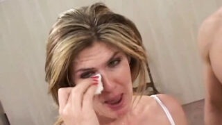 Die Schlampe lässt es sich tief in den Arsch rammen.