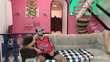 Cafuçu pede cigarro e ganha chá de cu