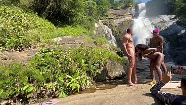 Vídeo amador bastidores podendo a pretinha 18 na cachoeira no ar livre