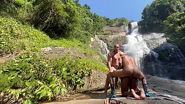 Vídeo amador bastidores podendo a pretinha 18 na cachoeira no ar livre