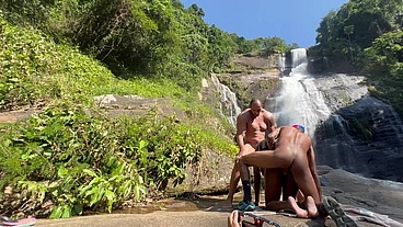 Vídeo amador bastidores podendo a pretinha 18 na cachoeira no ar livre