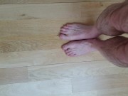 Pieds et bite qui éjacule en vue plongeante