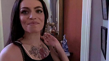 Clara, 18ans, se livre à une orgie anale dans un château !