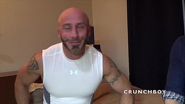 AYMERIC DEVILLE donne son cul à uin beau mec viril et poilu